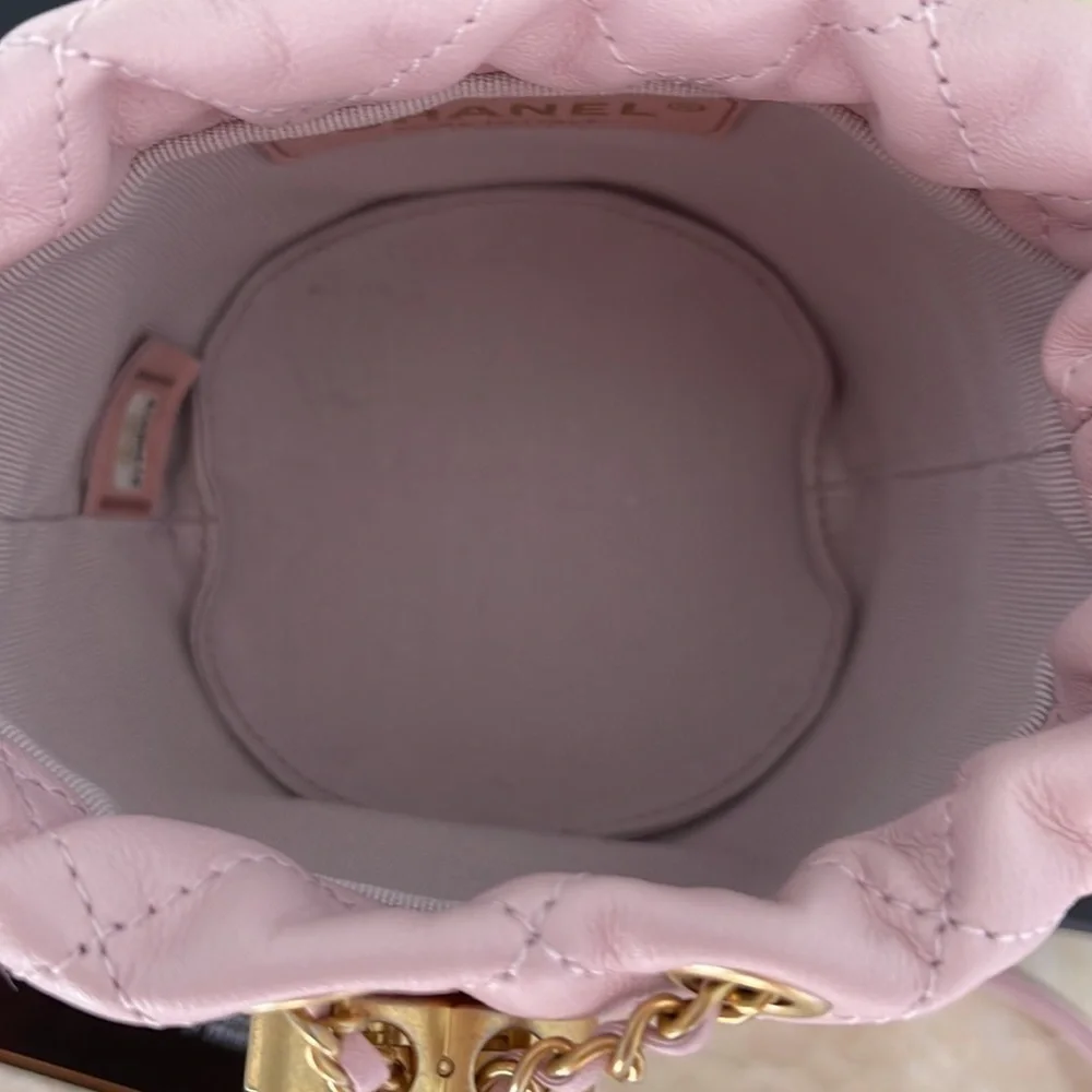 CHANEL Authentic 100% Luxurious Lamb leather bag - Picture 11 of 16